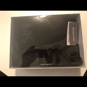 NIB Mens Michael Kors Hat and Scarf Set